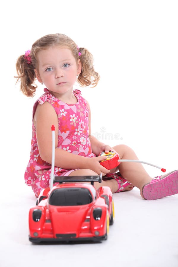 Junges Mädchen mit Fernsteuerungsauto lizenzfreie stockbilder Junges Mädchen mit Fernsteuerungsauto lizenzfreie stockbilder