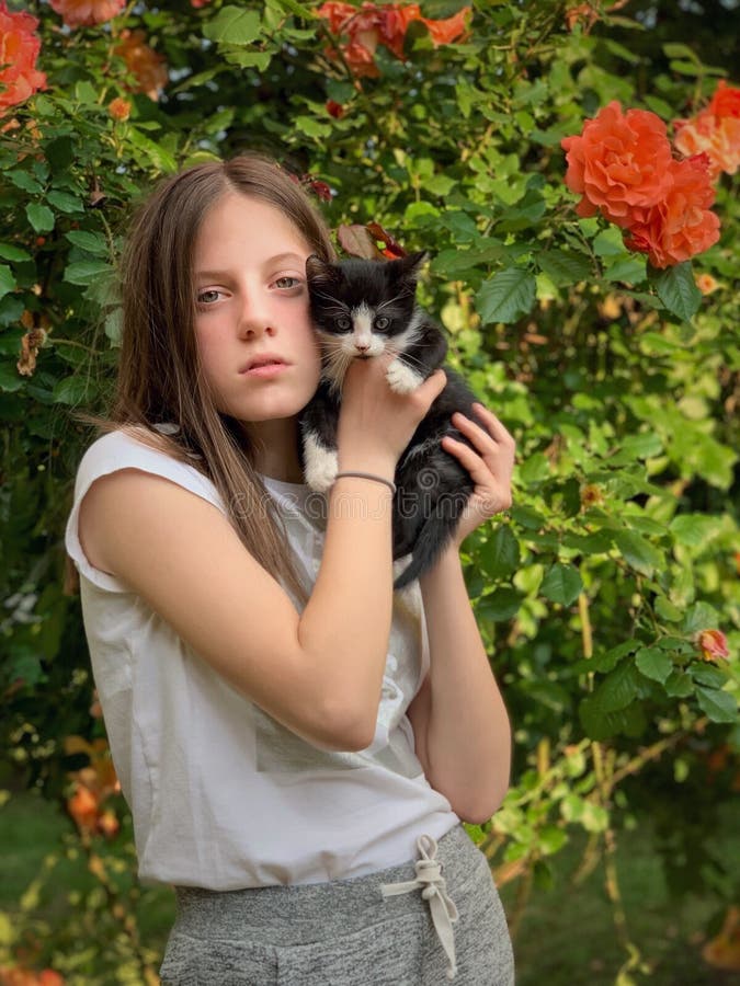 Junges Mädchen und ihre Miezekatze lizenzfreie stockbilder Junges Mädchen und ihre Miezekatze lizenzfreie stockbilder