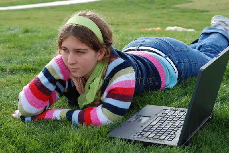 Junges Mädchen und Laptop stockfotos Junges Mädchen und Laptop stockfotos