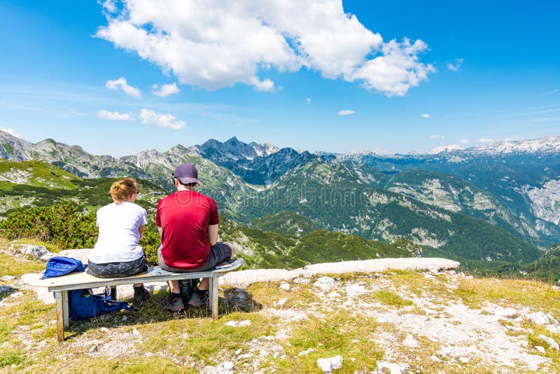 Junges Paar auf Berg schaut zum weiten Hügel Slowenien-Berg Vogel, Triglav und nahe Bohinj See lizenzfreies stockbild Junges Paar auf Berg schaut zum weiten Hügel Slowenien-Berg Vogel, Triglav und nahe Bohinj See lizenzfreies stockbild