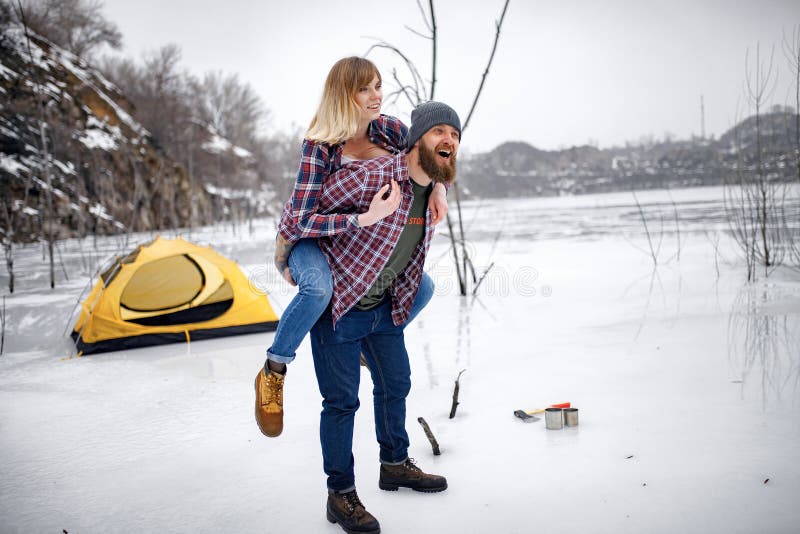 Junges Paar hat Spaß während der Winterwanderung stockbild Junges Paar hat Spaß während der Winterwanderung stockbild