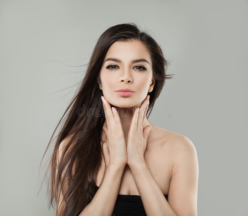 Junges perfektes hispanisches vorbildliches Woman lizenzfreie stockbilder Junges perfektes hispanisches vorbildliches Woman lizenzfreie stockbilder