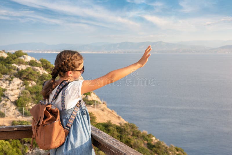 Junges sch?nes M?dchen, das entlang die K?ste des Mittelmeeres reist stockfotos Junges sch?nes M?dchen, das entlang die K?ste des Mittelmeeres reist stockfotos