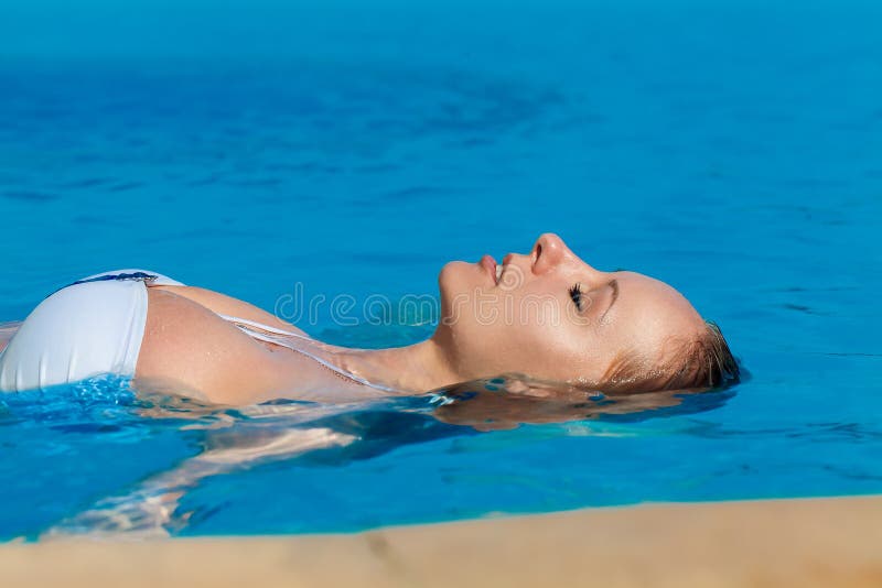 Junges schönes blondes Mädchen ist im Pool Krasnodar Gegend, Katya stockfoto Junges schönes blondes Mädchen ist im Pool Krasnodar Gegend, Katya stockfoto