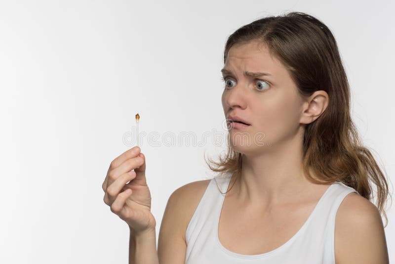 Junges schönes Brunettemädchen säubert die Ohren mit Essstäbchen wi stockfotos Junges schönes Brunettemädchen säubert die Ohren mit Essstäbchen wi stockfotos