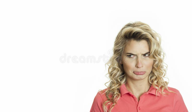 Junges schönes emotionales Mädchen freut sich und schreit auf einem weißen lokalisierten Hintergrund lizenzfreies stockbild Junges schönes emotionales Mädchen freut sich und schreit auf einem weißen lokalisierten Hintergrund lizenzfreies stockbild