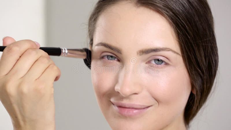 Junges schönes Modell mit professionellem Make-up