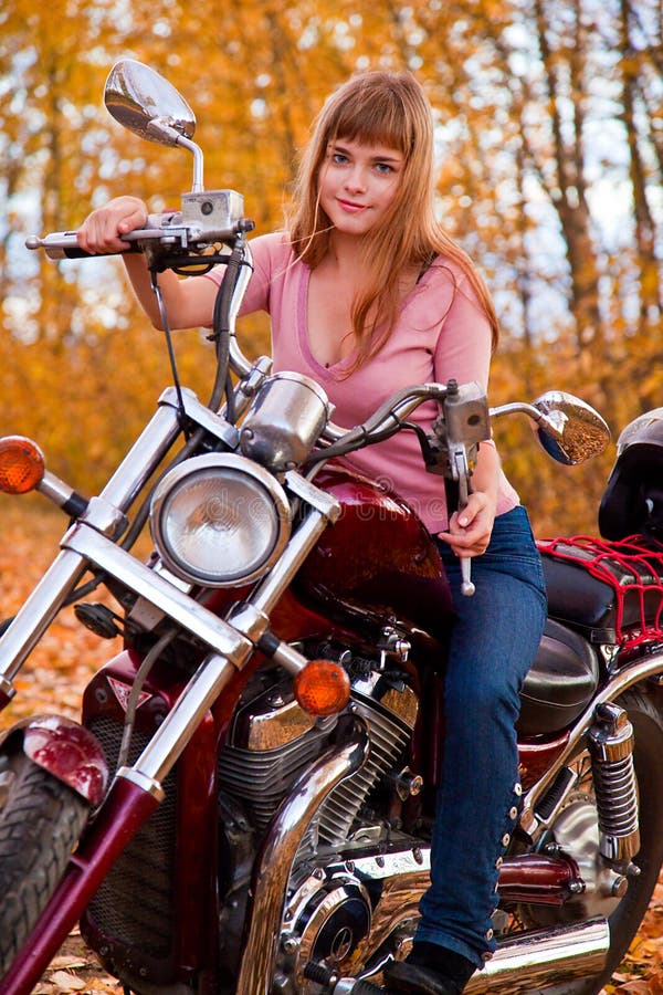 Junges schönes Mädchen auf Motorrad stockbilder Junges schönes Mädchen auf Motorrad stockbilder