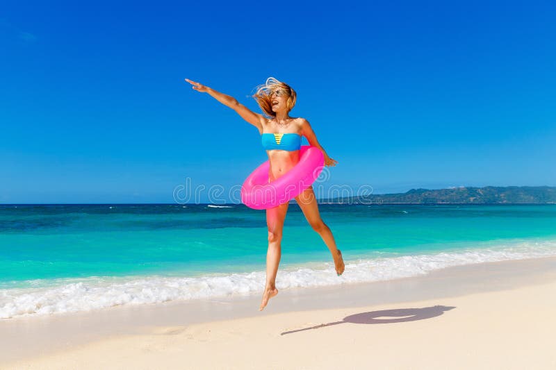 Junges schönes Mädchen im blauen Bikini, der Spaß auf einem tropischen bea hat stockfotos Junges schönes Mädchen im blauen Bikini, der Spaß auf einem tropischen bea hat stockfotos