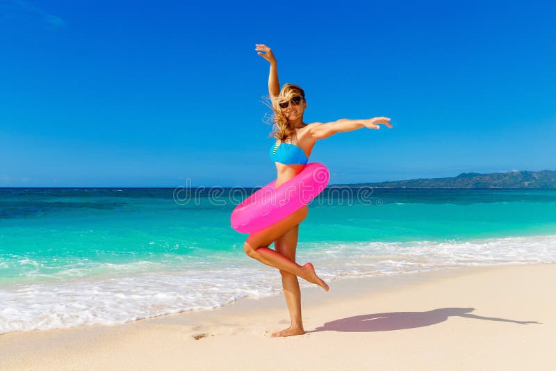Junges schönes Mädchen im blauen Bikini, der Spaß auf einem tropischen bea hat lizenzfreie stockfotografie Junges schönes Mädchen im blauen Bikini, der Spaß auf einem tropischen bea hat lizenzfreie stockfotografie