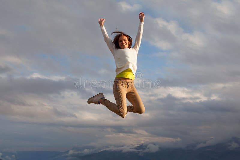 Junges schönes Mädchen oa eine Spitze eines mountait Springens lizenzfreies stockfoto Junges schönes Mädchen oa eine Spitze eines mountait Springens lizenzfreies stockfoto
