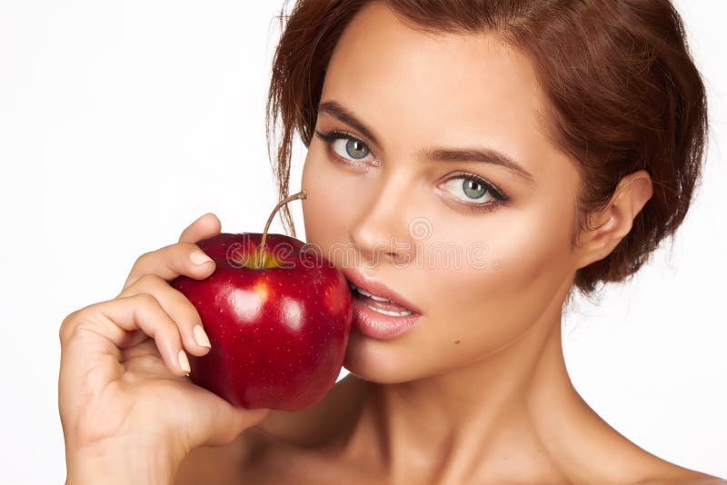 Junges schönes sexy Mädchen mit dem dunklen gelockten Haar, den bloßen Schultern und dem Hals, großen roten Apfel halten, um den lizenzfreie stockfotos Junges schönes sexy Mädchen mit dem dunklen gelockten Haar, den bloßen Schultern und dem Hals, großen roten Apfel halten, um den lizenzfreie stockfotos