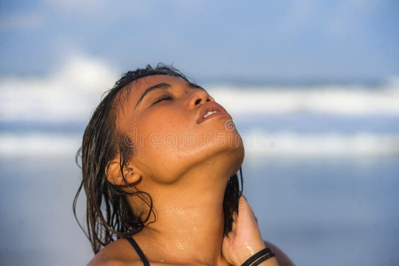 Junges schönes und sexy asiatisches Mädchen im Bikini mit dem nass Haar Feiertage am tropischen Strand genießend, der kühles stockbild Junges schönes und sexy asiatisches Mädchen im Bikini mit dem nass Haar Feiertage am tropischen Strand genießend, der kühles stockbild