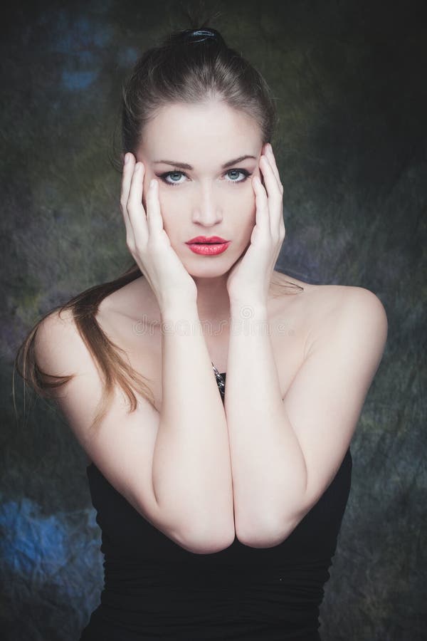 Junges Schönheitsporträt der eleganten Frau lizenzfreies stockbild Junges Schönheitsporträt der eleganten Frau lizenzfreies stockbild