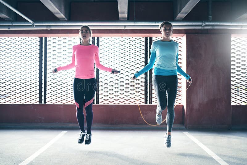 Junges Sport- Frauenüberspringen stockfotos Junges Sport- Frauenüberspringen stockfotos