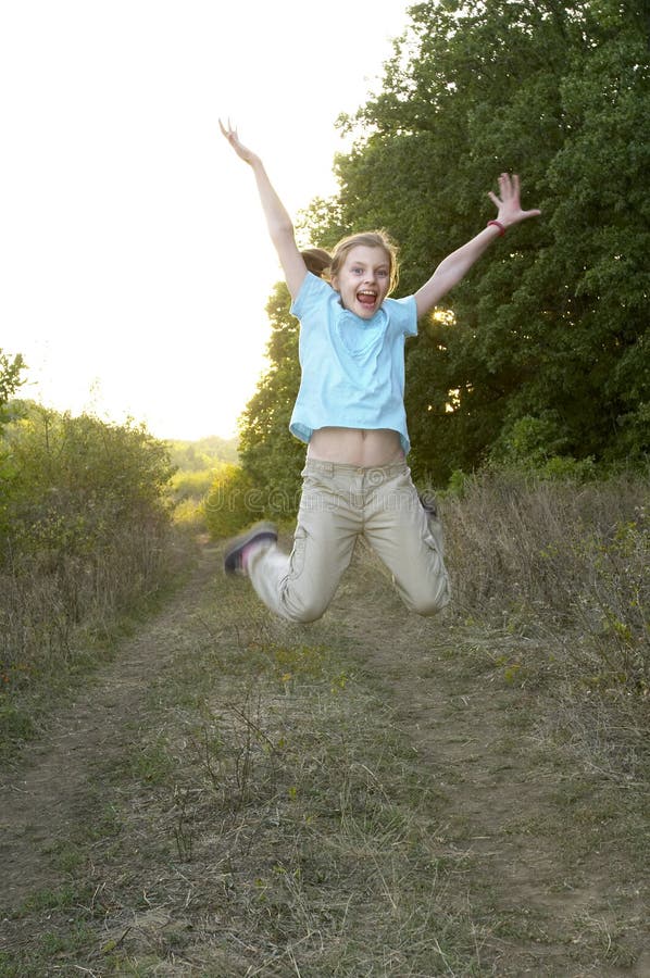 Junges springendes Mädchenporträt