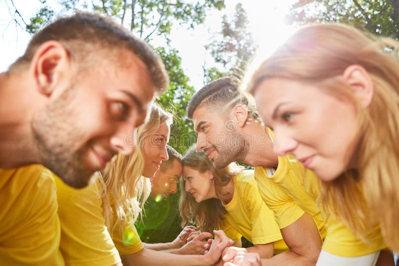 Junges Startteam in der Werkstatt für das Teambuilding stockfoto