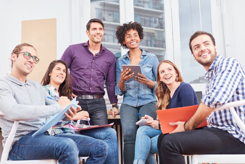 Junges Unternehmensgründungsteam mit Vision lizenzfreie stockfotos Junges Unternehmensgründungsteam mit Vision lizenzfreie stockfotos