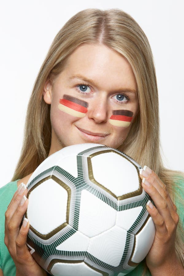 Junges weibliches Sport-Gebläse mit deutscher Markierungsfahne lizenzfreies stockfoto Junges weibliches Sport-Gebläse mit deutscher Markierungsfahne lizenzfreies stockfoto