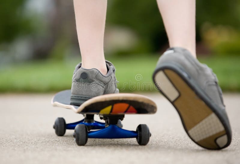 JungeSkateboarding lizenzfreies stockfoto JungeSkateboarding lizenzfreies stockfoto