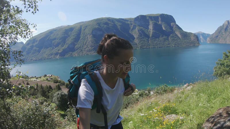 Jungfrau-Backpackerin, die sich auf dem Hintergrund eines norwegischen Fjord-Fjords eine Selfie nimmt