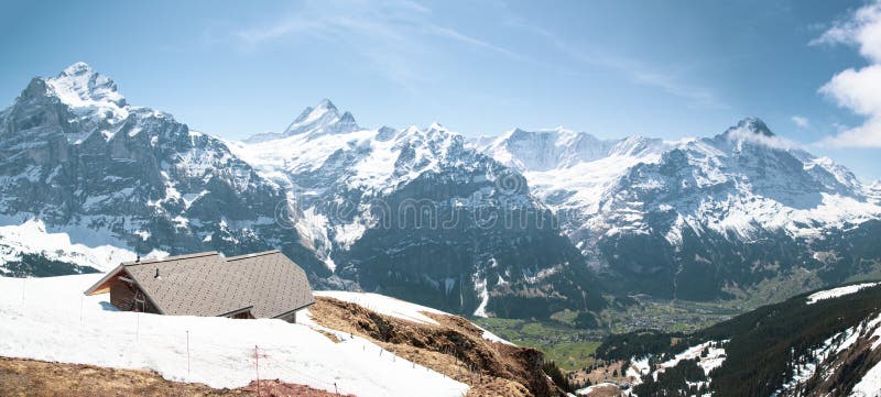 Jungfrau , eiger , monch piek in het Alpengebergte, kijkend vanaf de eerste piek in Grindelwald Zwitserland stock afbeelding Jungfrau , eiger , monch piek in het Alpengebergte, kijkend vanaf de eerste piek in Grindelwald Zwitserland stock afbeelding