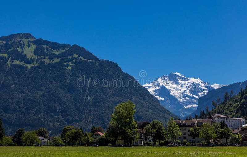 Jungfrau szczyt w s?onecznym dniu, Interlaken, Szwajcaria zdjęcie royalty free Jungfrau szczyt w s?onecznym dniu, Interlaken, Szwajcaria zdjęcie royalty free