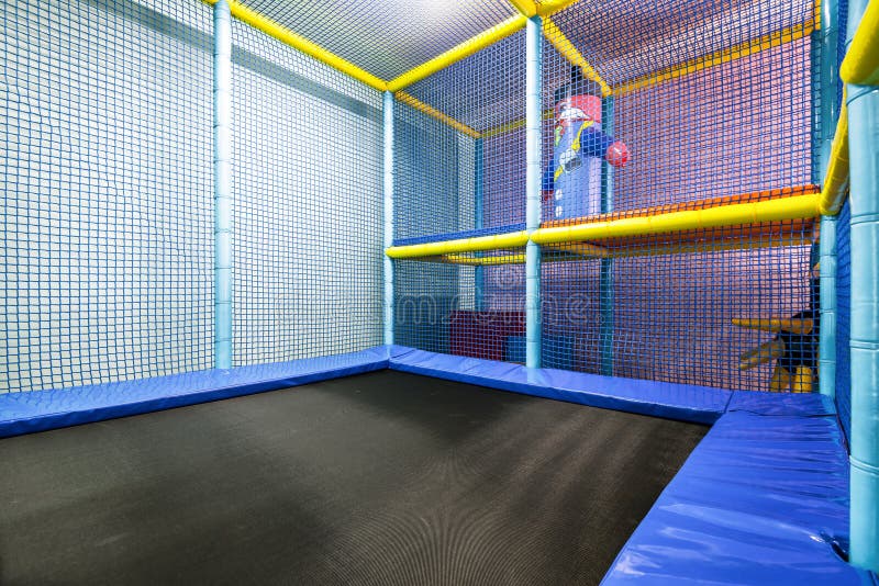 Jungle en plastique colorée pour des enfants avec un trempoline photos libres de droits Jungle en plastique colorée pour des enfants avec un trempoline photos libres de droits
