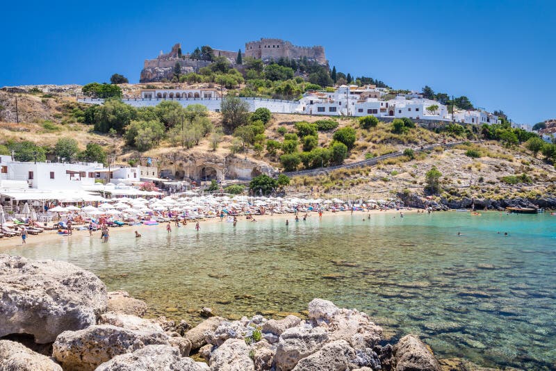 21. Juni 2017 Ansicht der Strandameise die Festung in Lindos-Stadt lizenzfreie stockbilder 21. Juni 2017 Ansicht der Strandameise die Festung in Lindos-Stadt lizenzfreie stockbilder