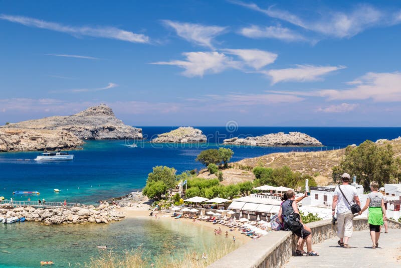 21. Juni 2017 Leute, die zum Strand in Lindos-Stadt, Rhodos gehen lizenzfreie stockfotografie 21. Juni 2017 Leute, die zum Strand in Lindos-Stadt, Rhodos gehen lizenzfreie stockfotografie