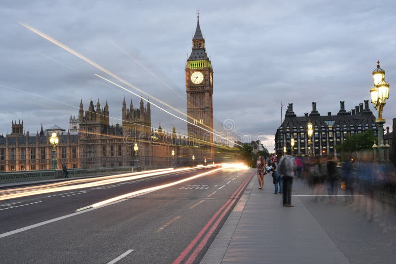26 Juni 2015: Londen, het UK, Big Ben of Groot Klokketoren of Paleis van het Westenminister of het Britse Parlement bij nacht stock foto's 26 Juni 2015: Londen, het UK, Big Ben of Groot Klokketoren of Paleis van het Westenminister of het Britse Parlement bij nacht stock foto's
