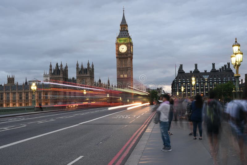 26 Juni 2015: Londen, het UK, Big Ben of Groot Klokketoren of Paleis van het Westenminister of het Britse Parlement bij nacht royalty-vrije stock foto 26 Juni 2015: Londen, het UK, Big Ben of Groot Klokketoren of Paleis van het Westenminister of het Britse Parlement bij nacht royalty-vrije stock foto
