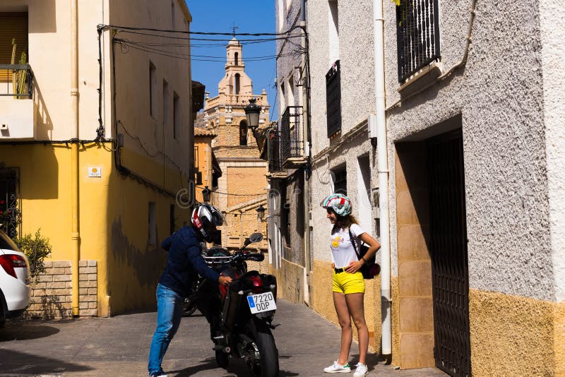 Juni 24, 2018 - Relleu Spanien: Lyckliga par av turist- handelsresande i en europeisk stad på en motorcykel arkivbilder Juni 24, 2018 - Relleu Spanien: Lyckliga par av turist- handelsresande i en europeisk stad på en motorcykel arkivbilder