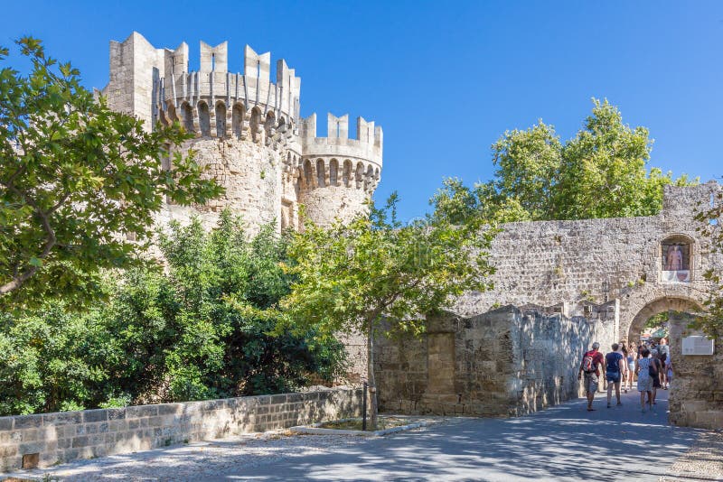 19 JUNI 2017 Turister framme av slotten av den storslagna Masten royaltyfri fotografi 19 JUNI 2017 Turister framme av slotten av den storslagna Masten royaltyfri fotografi