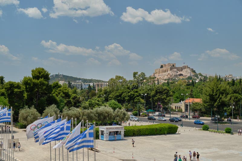 JUNIO 2019 Templo antiguo y cielo azul claro y nubes en la Acrópolis en un día soleado en la capital de Grecia - Atenas foto de archivo libre de regalías JUNIO 2019 Templo antiguo y cielo azul claro y nubes en la Acrópolis en un día soleado en la capital de Grecia - Atenas foto de archivo libre de regalías