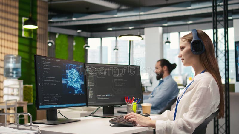 Junior dev utvecklar AI-program som optimerar kodlyssna musik arkivfilmer