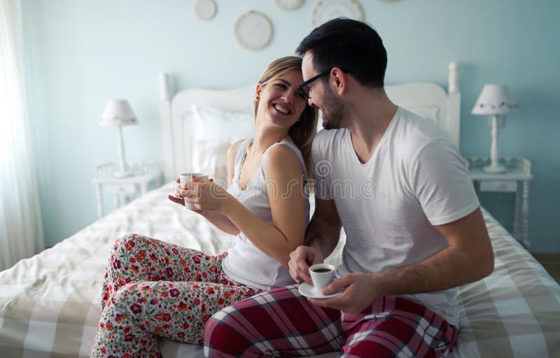Junte disfrutar de su mañana romántica imagen de archivo libre de regalías Junte disfrutar de su mañana romántica imagen de archivo libre de regalías