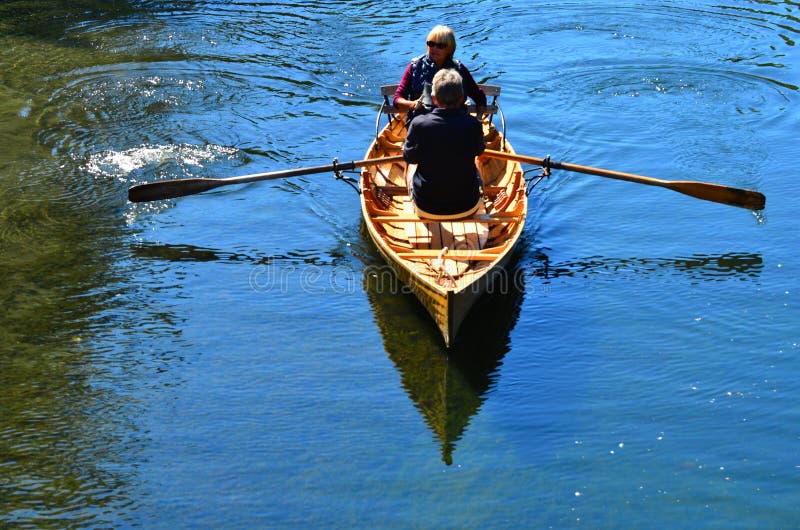 Junte el barco de fila del rowing sobre el río Christchurch - nuevo Zealan de Avon foto de archivo libre de regalías