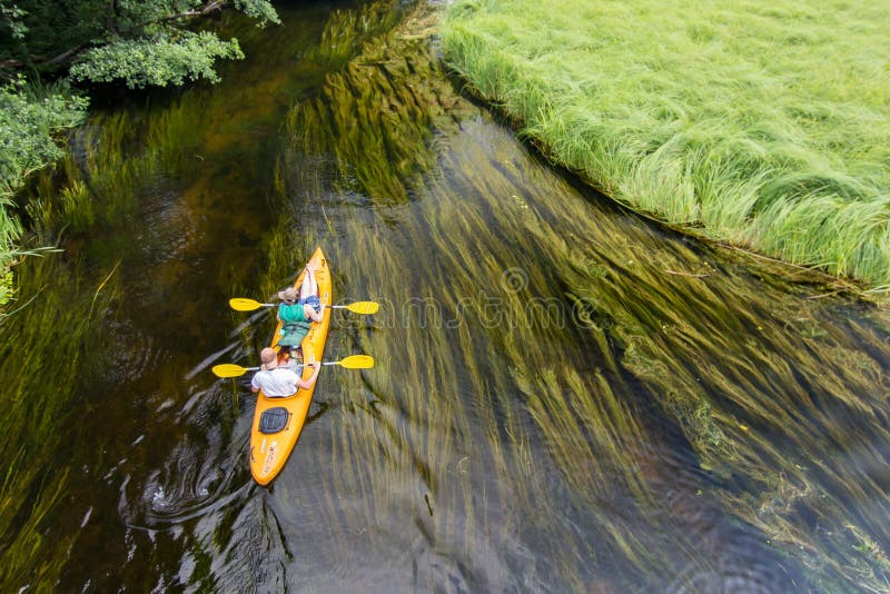 Junte el pequeño río lento canoeing en Polonia fotografía de archivo Junte el pequeño río lento canoeing en Polonia fotografía de archivo