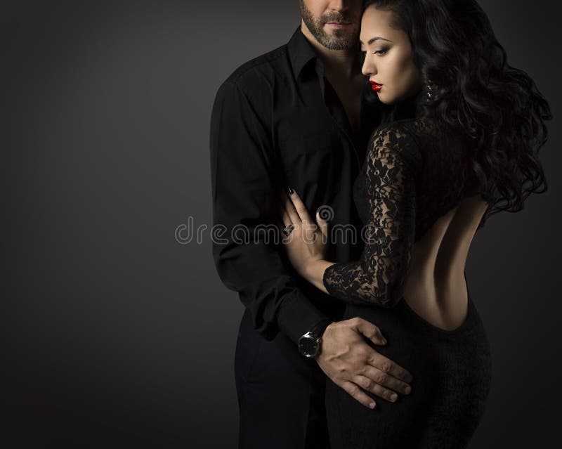 Junte el retrato, el hombre y a la mujer de la moda en vestido negro foto de archivo