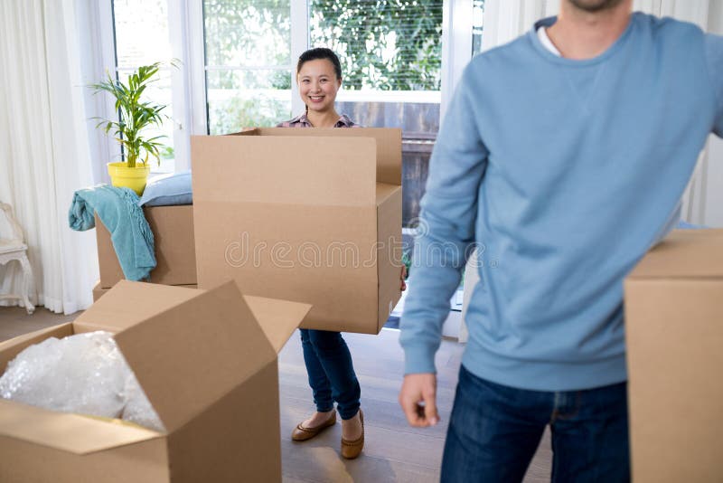 Junte la caja de cartón grande que lleva en el nuevo hogar imágenes de archivo libres de regalías
