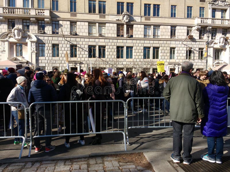 Junte a la muchedumbre de observación de la protesta, ` s marzo, Central Park de las mujeres al oeste, NYC, NY, los E.E.U.U. imagen de archivo libre de regalías Junte a la muchedumbre de observación de la protesta, ` s marzo, Central Park de las mujeres al oeste, NYC, NY, los E.E.U.U. imagen de archivo libre de regalías