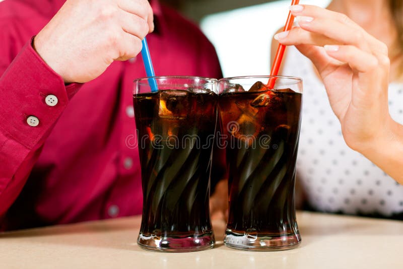 Junte la soda de consumición en una barra o un restaurante fotos de archivo libres de regalías Junte la soda de consumición en una barra o un restaurante fotos de archivo libres de regalías