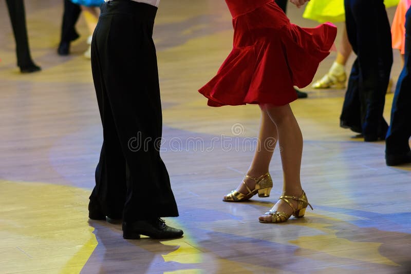 Junte a los pies de baile del latino de los bailarines, de la mujer y del hombre fotos de archivo Junte a los pies de baile del latino de los bailarines, de la mujer y del hombre fotos de archivo
