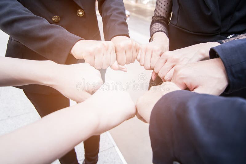 Junte-se a forças e ao conceito bem sucedido da equipe, mão de junta do homem de negócios fotos de stock Junte-se a forças e ao conceito bem sucedido da equipe, mão de junta do homem de negócios fotos de stock