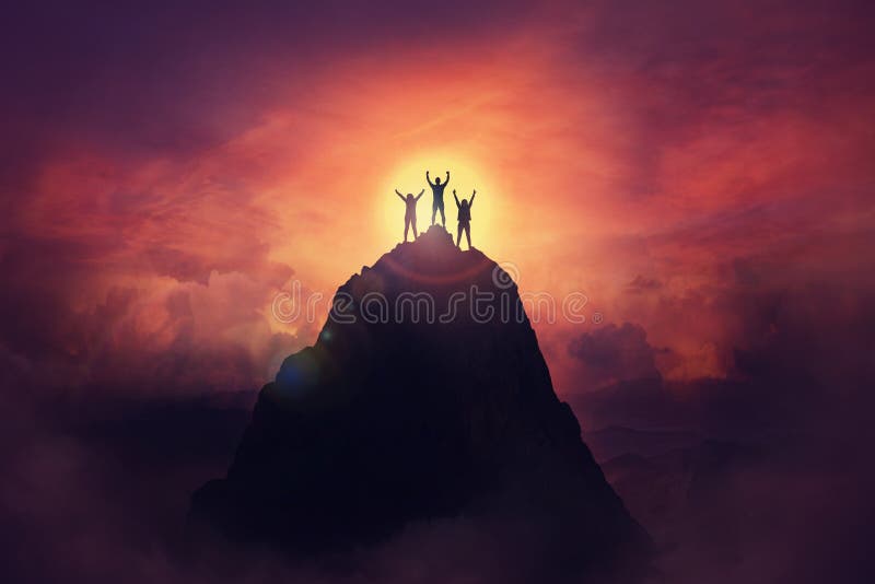 Juntos superando obstáculos como un grupo de tres personas levantando la mano sobre una montaña. Celebrar la victoria y el éxit imágenes de archivo libres de regalías Juntos superando obstáculos como un grupo de tres personas levantando la mano sobre una montaña. Celebrar la victoria y el éxit imágenes de archivo libres de regalías