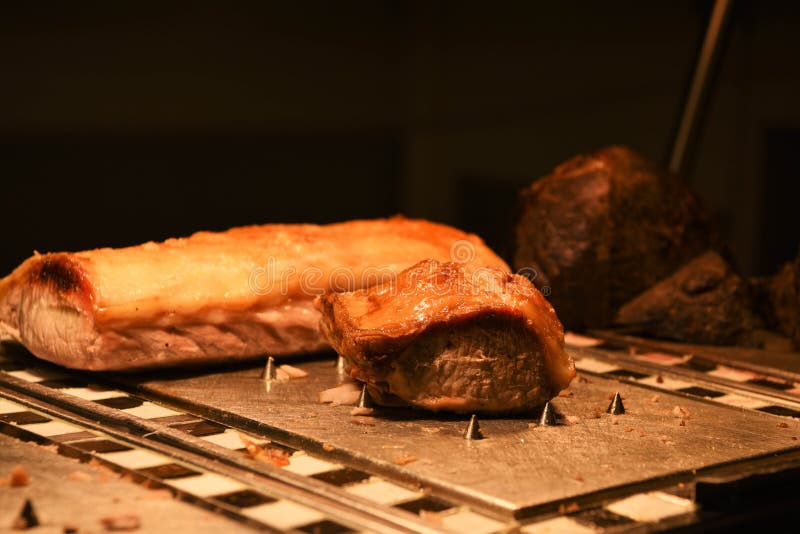 Junção inteira deliciosa do porco assado e da crepitação cozinhados com uma parcela cinzelada imagens de stock Junção inteira deliciosa do porco assado e da crepitação cozinhados com uma parcela cinzelada imagens de stock