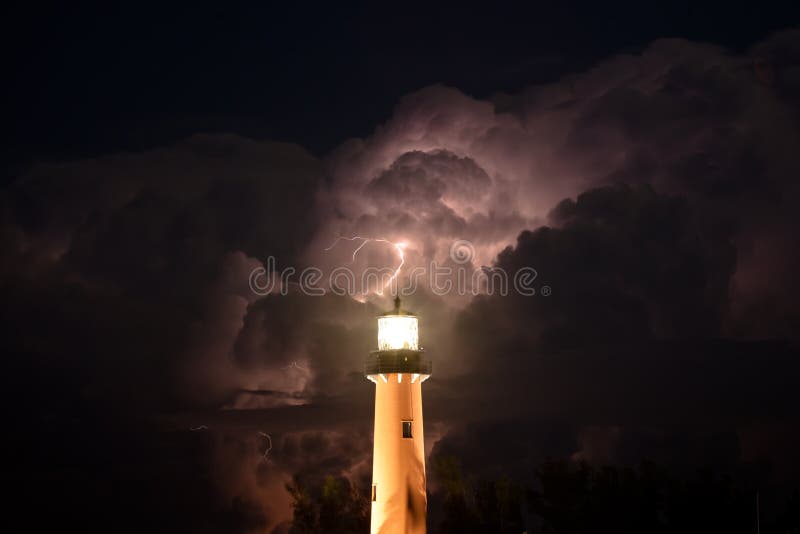 Jupiter Inlet Lighthouse During une tempête de foudre photos libres de droits Jupiter Inlet Lighthouse During une tempête de foudre photos libres de droits
