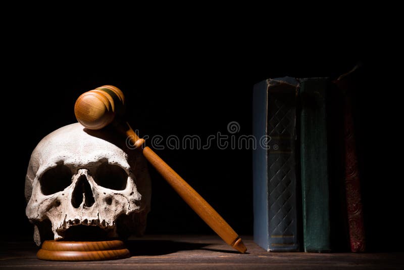 Juridisch recht, justitie en moordzaken Wooden rechter knuffelt hamer op menselijke schedel in de buurt van boeken tegen zwarte a stock afbeelding Juridisch recht, justitie en moordzaken Wooden rechter knuffelt hamer op menselijke schedel in de buurt van boeken tegen zwarte a stock afbeelding