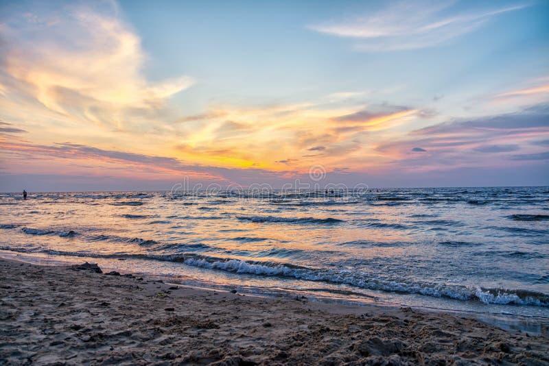 Jurmala, Латвия 2018-07-20 Отдыхают в городе Jurmala малом, выравниваясь морем наблюдая заход солнца, красивые цвета неба стоковое изображение Jurmala, Латвия 2018-07-20 Отдыхают в городе Jurmala малом, выравниваясь морем наблюдая заход солнца, красивые цвета неба стоковое изображение